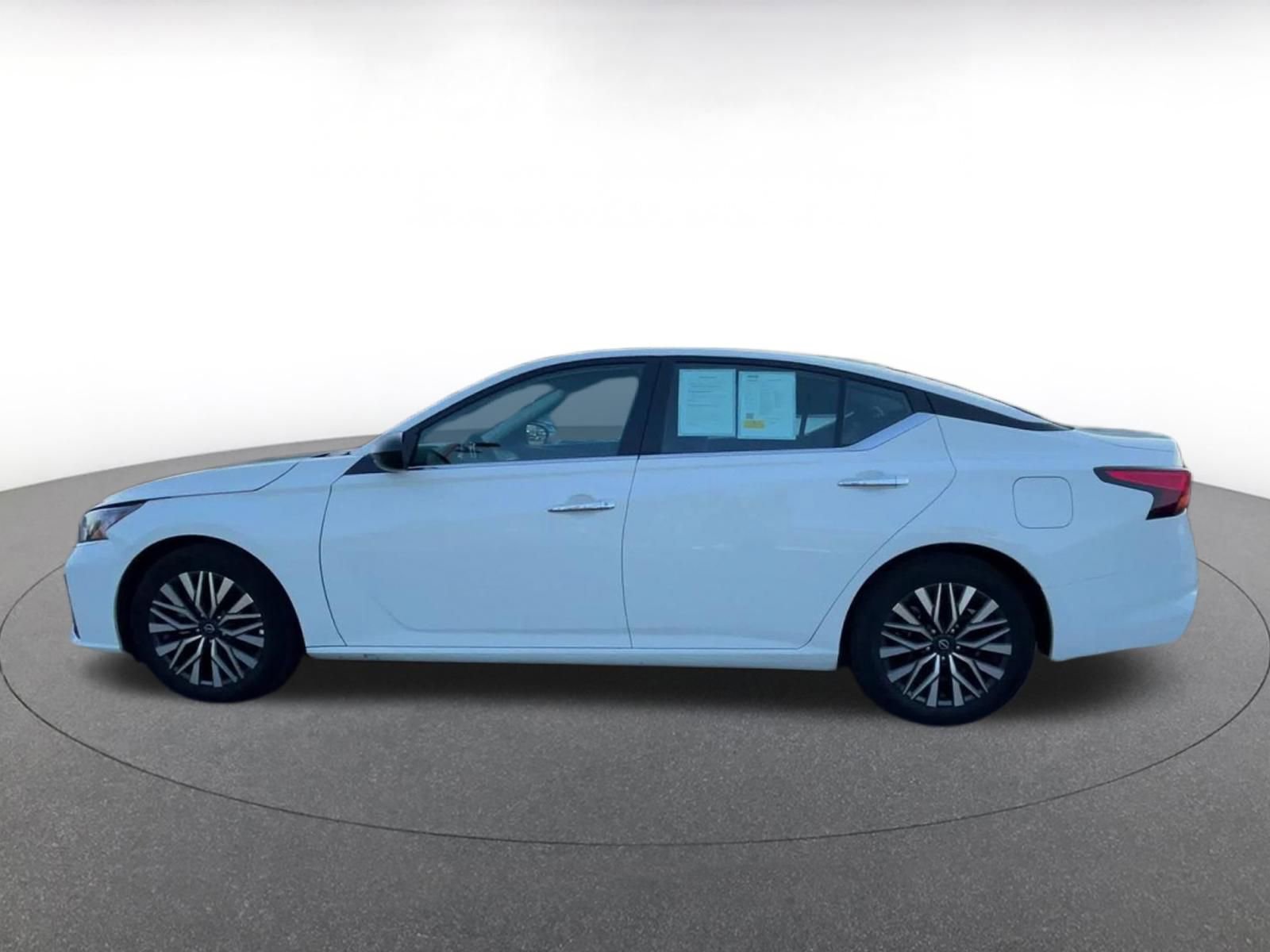 Used 2025 Nissan Altima 2.5 SV FWD image 9
