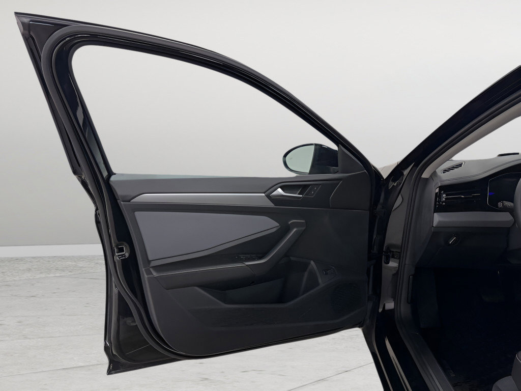 Certified 2025 Volkswagen Jetta SE image 18