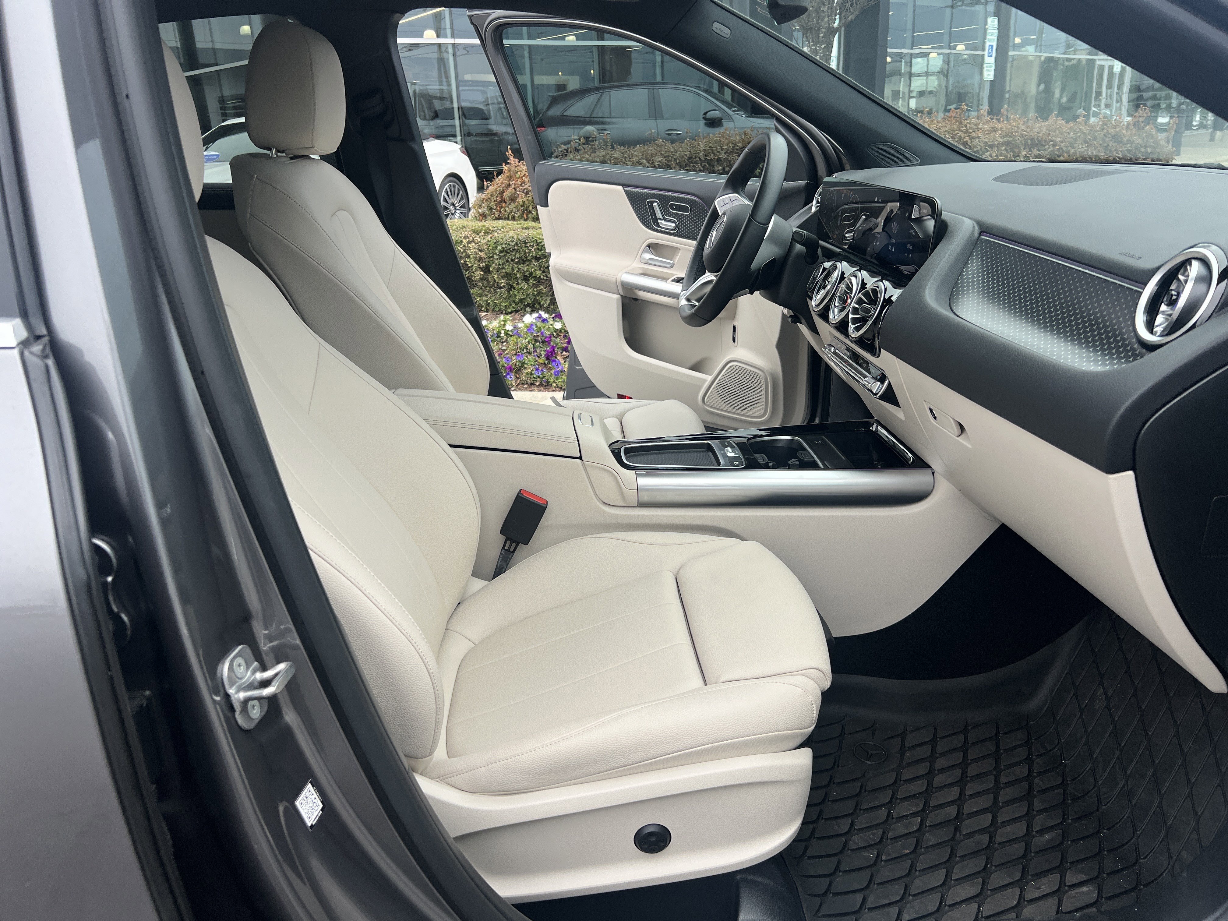 Used 2025 Mercedes-Benz GLA 250 4MATIC image 35