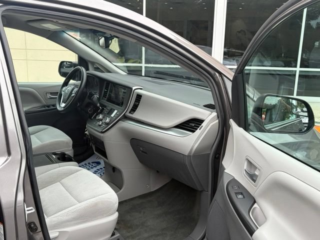 Used 2017 Toyota Sienna LE FWD image 27