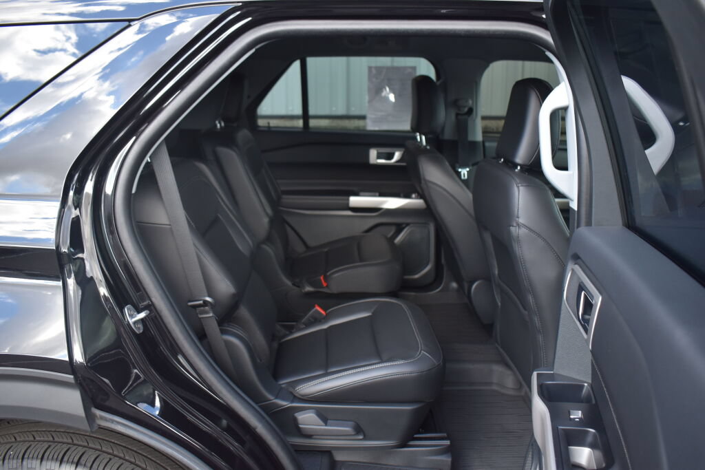 Used 2024 Ford Explorer XLT w/ Equipment Group 202A AWD/4WD image 23