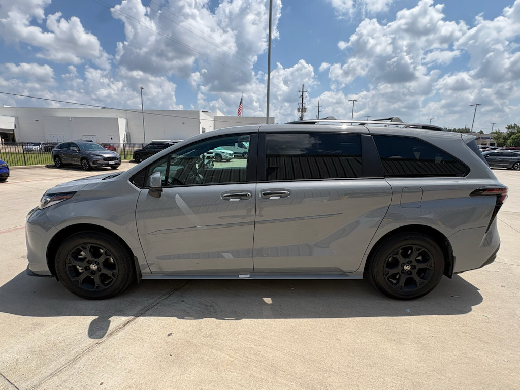 Used 2025 Toyota Sienna XLE Woodland Edition AWD/4WD image 5