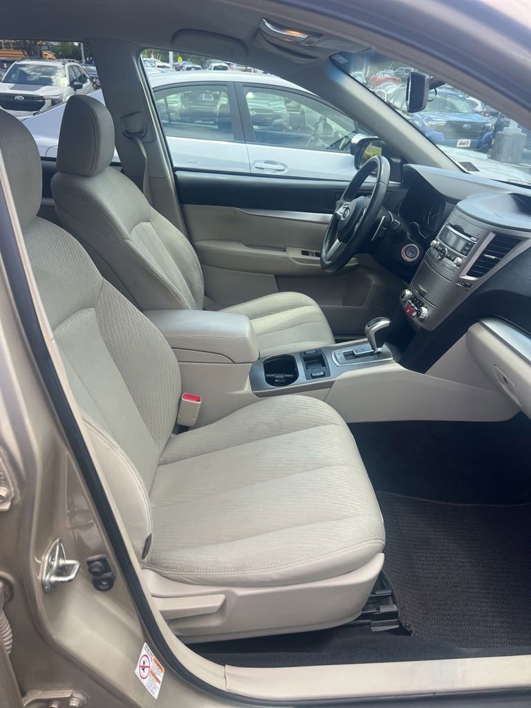 Used 2010 Subaru Outback 2.5i Premium AWD/4WD image 2