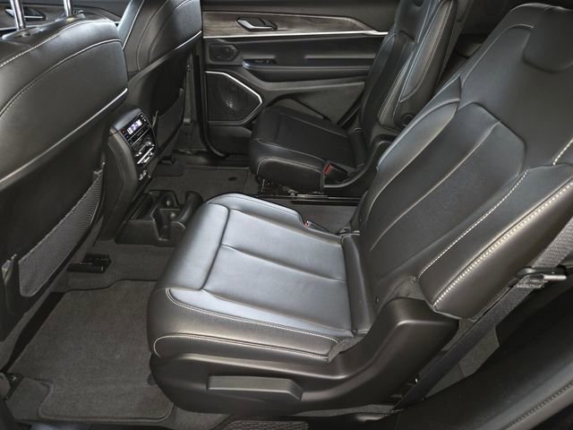 Used 2024 Jeep Grand Cherokee L Limited w/ Black Appearance Package AWD/4WD image 15