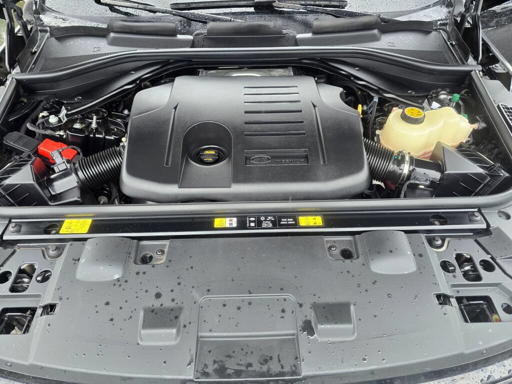 Used 2025 Land Rover Range Rover Sport SE AWD/4WD image 9
