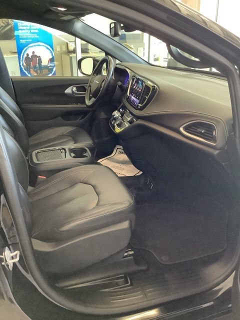 Certified 2021 Chrysler Pacifica Touring-L w/ S Appearance Package AWD/4WD image 14