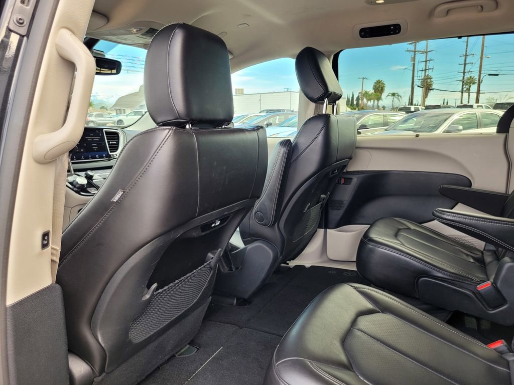 Used 2023 Chrysler Pacifica Touring-L image 15