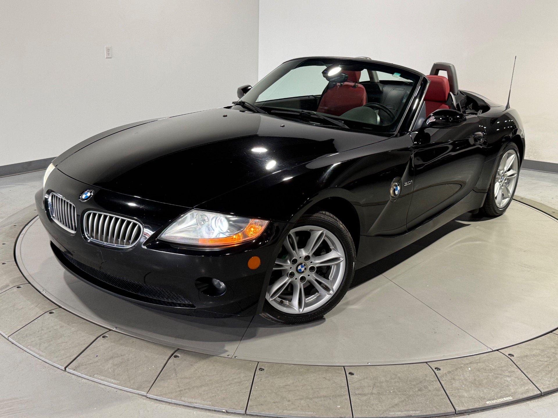 Used 2005 BMW Z4 3.0i RWD image 2