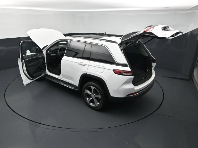 Used 2023 Jeep Grand Cherokee Limited AWD/4WD image 28