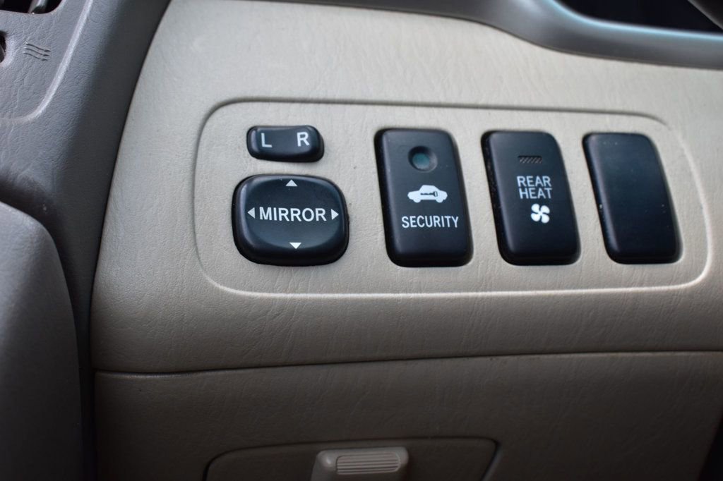 Used 2005 Toyota Highlander 4WD V6 w/ 3rd Row image 31