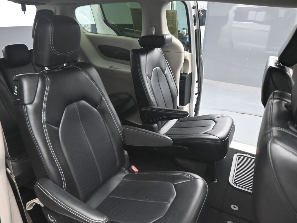 Used 2023 Chrysler Pacifica Touring-L image 20