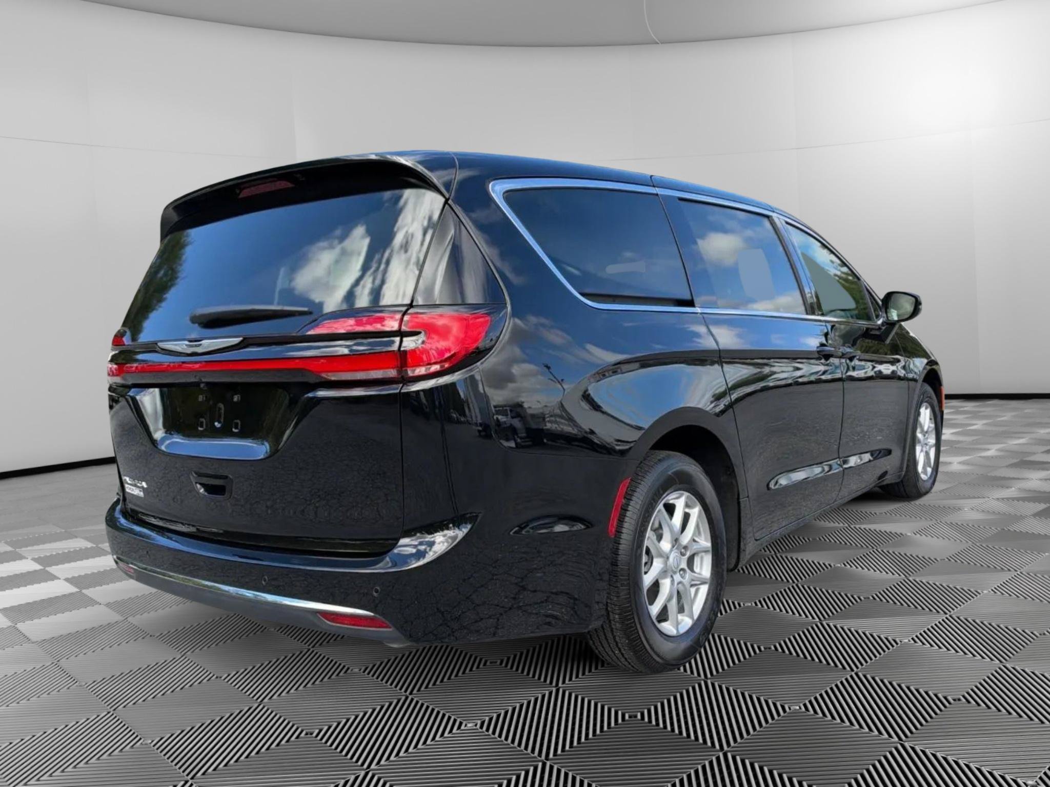 Used 2026 Chrysler Pacifica Select FWD image 4