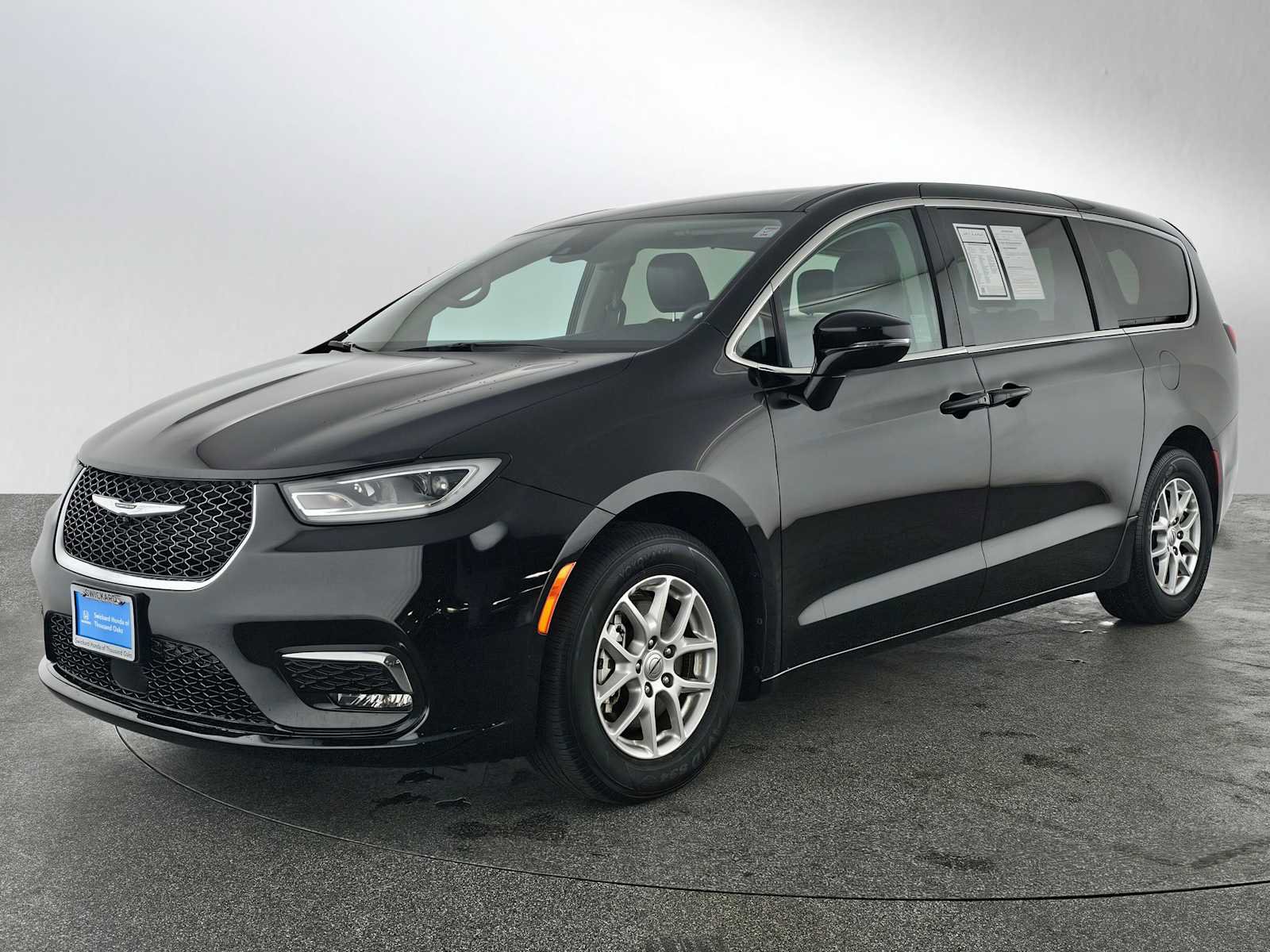 Used 2024 Chrysler Pacifica Touring-L image 7