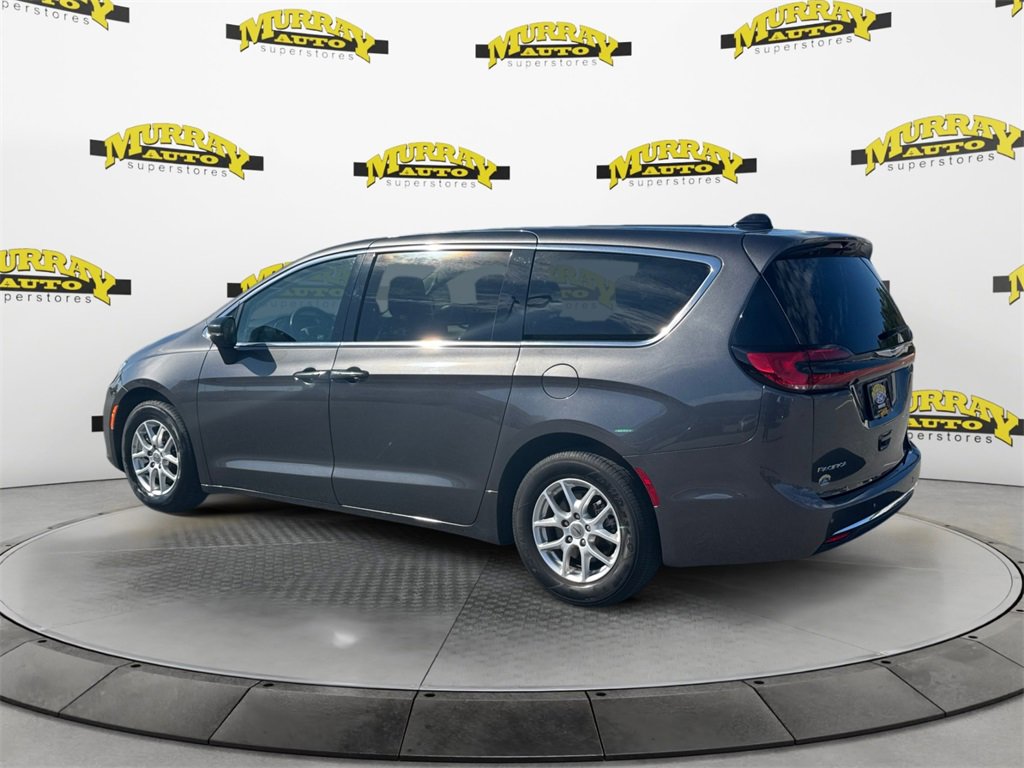 Used 2023 Chrysler Pacifica Touring-L image 3