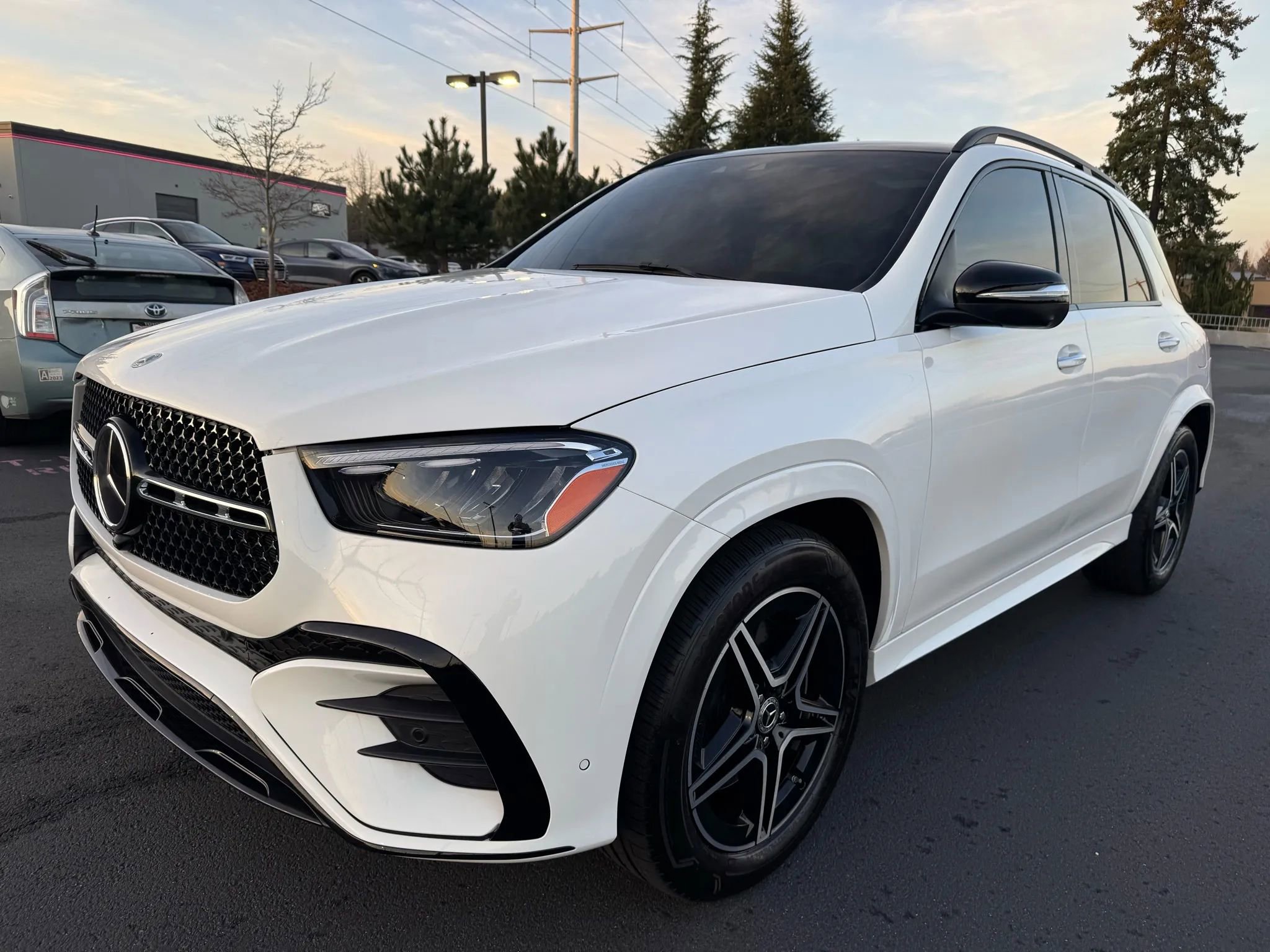 Used 2025 Mercedes-Benz GLE 450e 4MATIC w/ AMG Line Exterior image 4