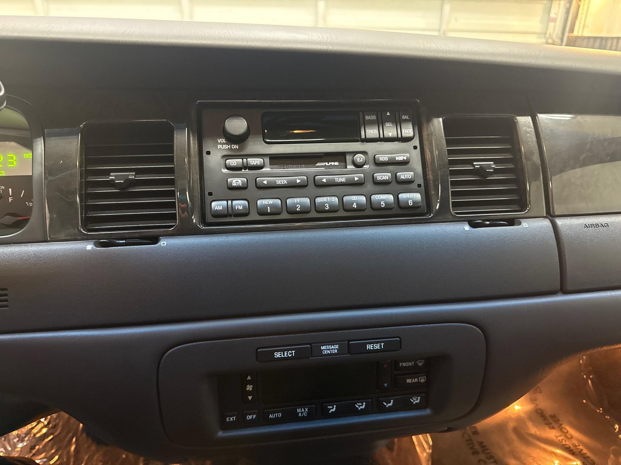 Used 2000 Lincoln Town Car Signature RWD image 14