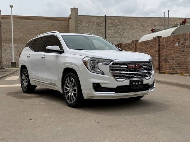 Used 2023 GMC Terrain Denali w/ Denali Premium Package AWD/4WD image 2