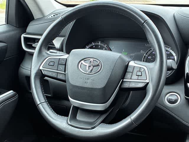 Used 2024 Toyota Highlander LE FWD image 23