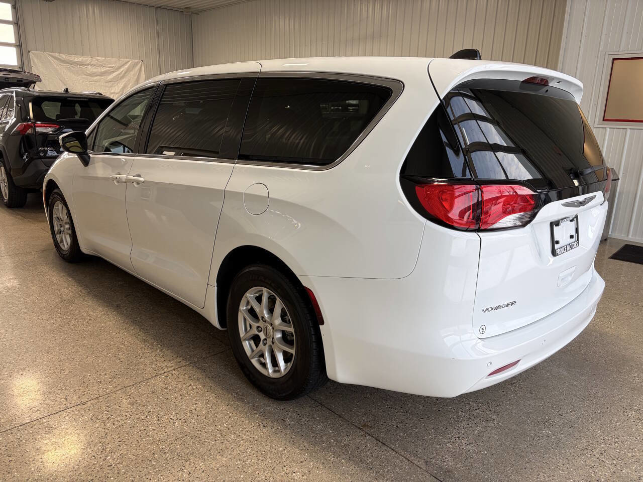 Used 2021 Chrysler Voyager LX image 3