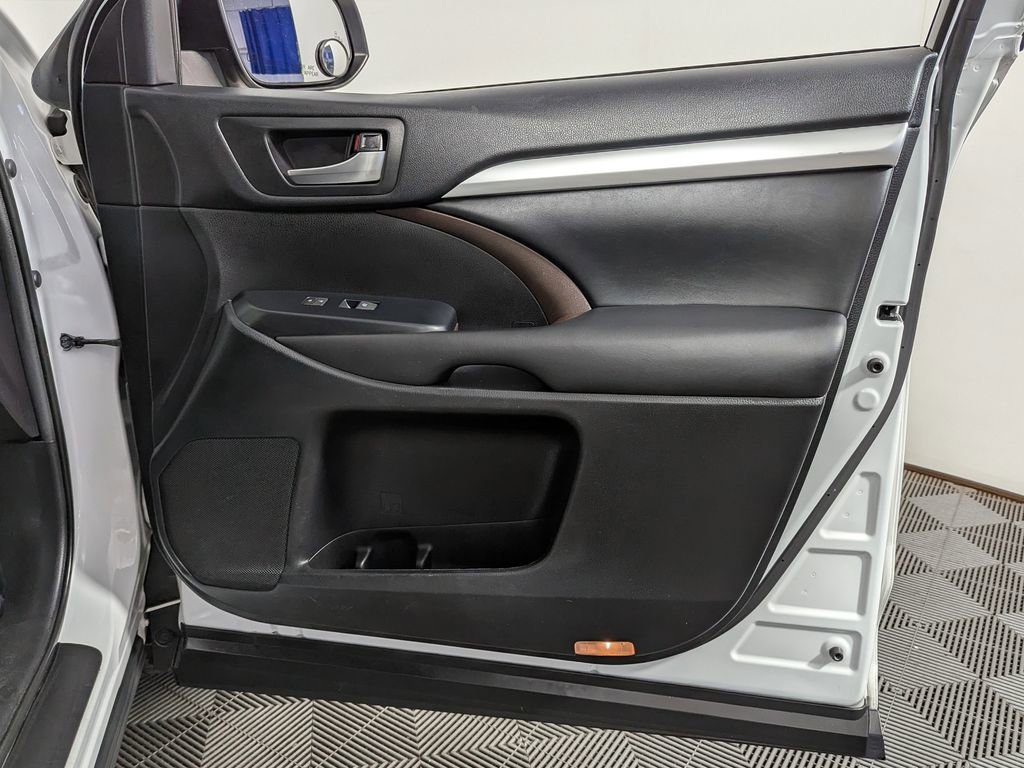 Used 2019 Toyota Highlander XLE AWD/4WD image 28