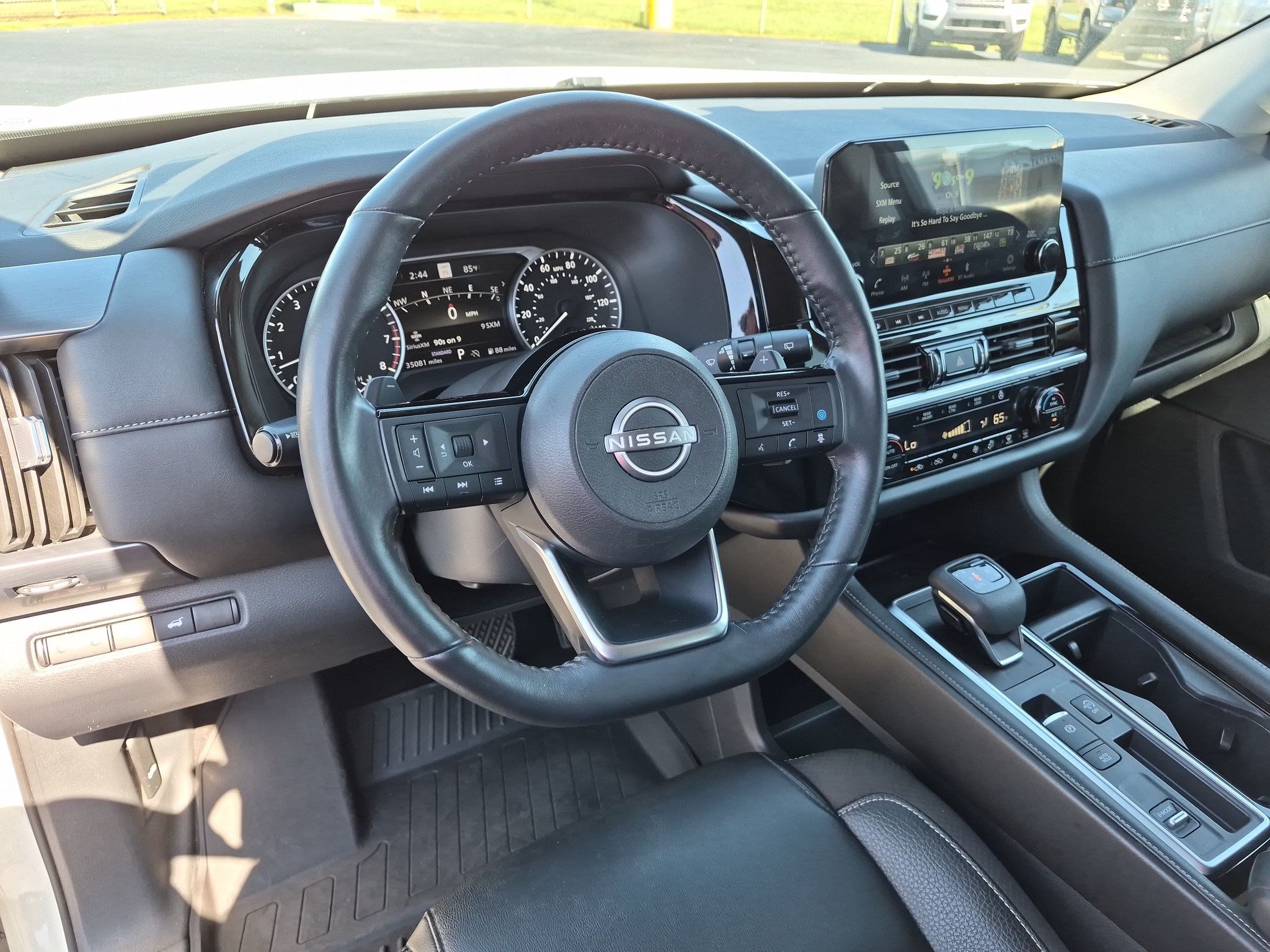 Used 2023 Nissan Pathfinder SL w/ Lighting Package (N92) FWD image 16