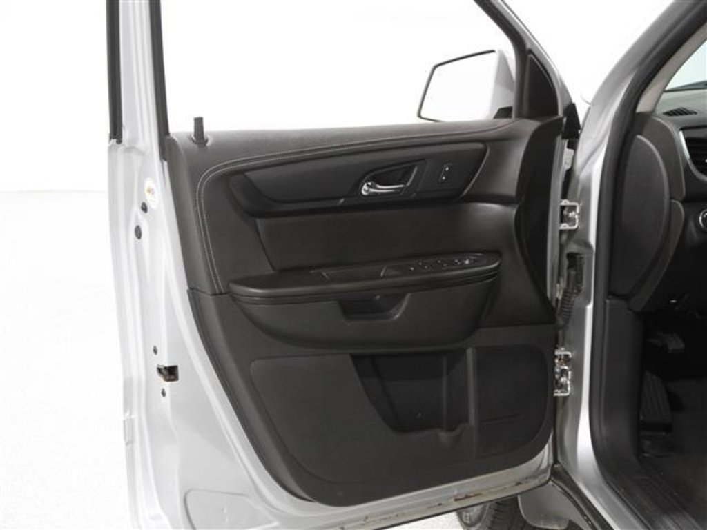 Used 2017 Chevrolet Traverse LT w/ Style and Technology Package image 4