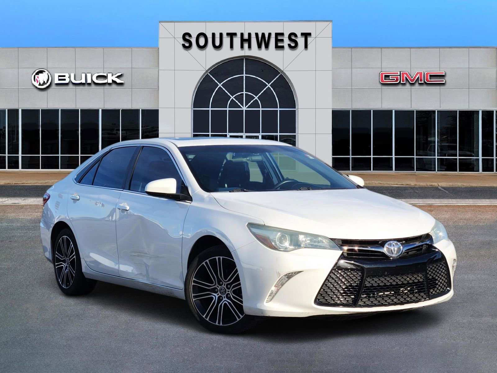 Used 2016 Toyota Camry SE image 1