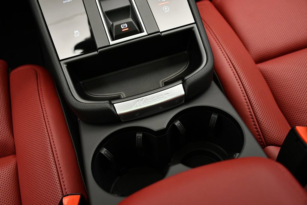 Certified 2026 Porsche Macan AWD/4WD image 33