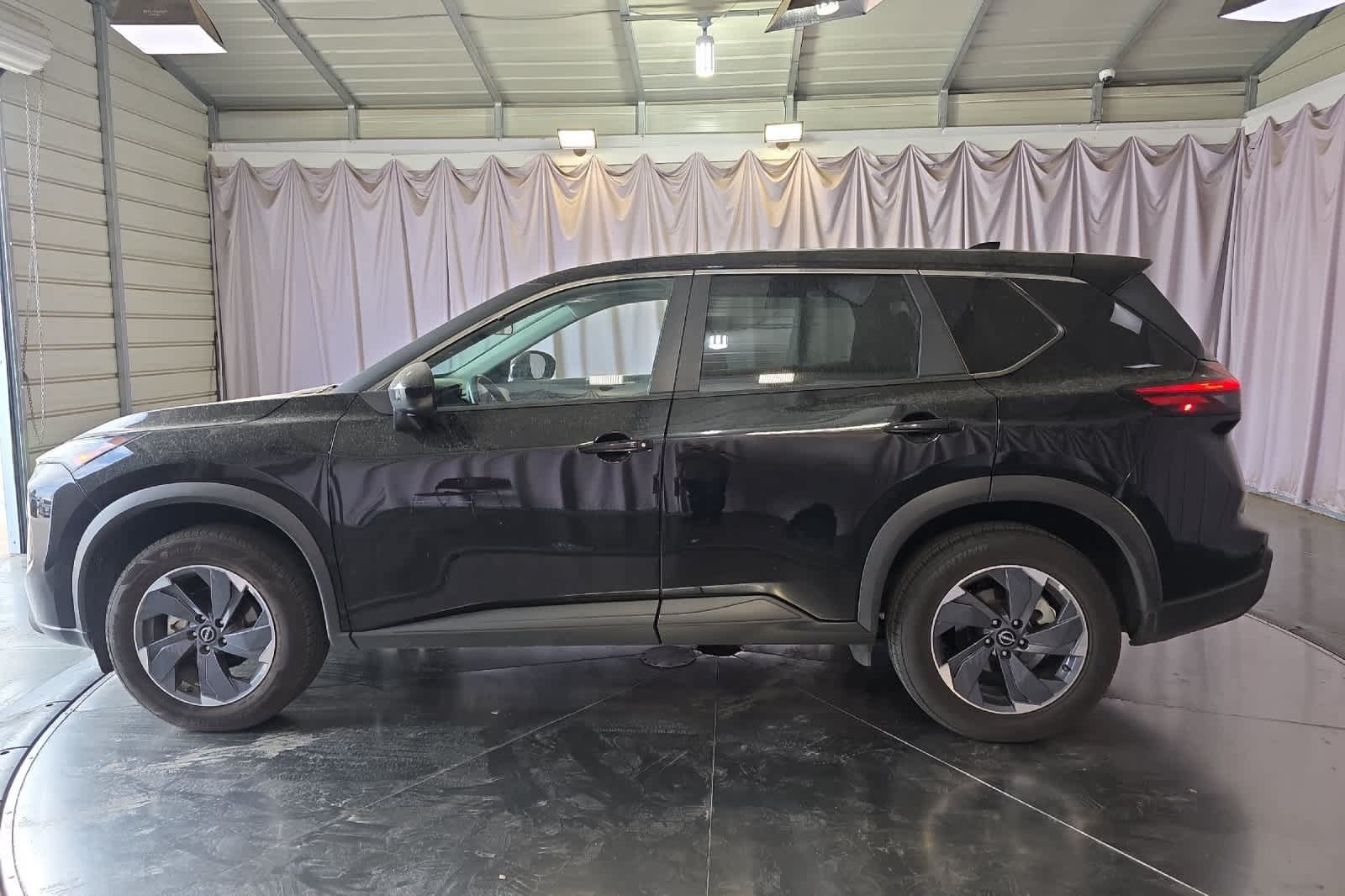 Used 2025 Nissan Rogue SV FWD image 2