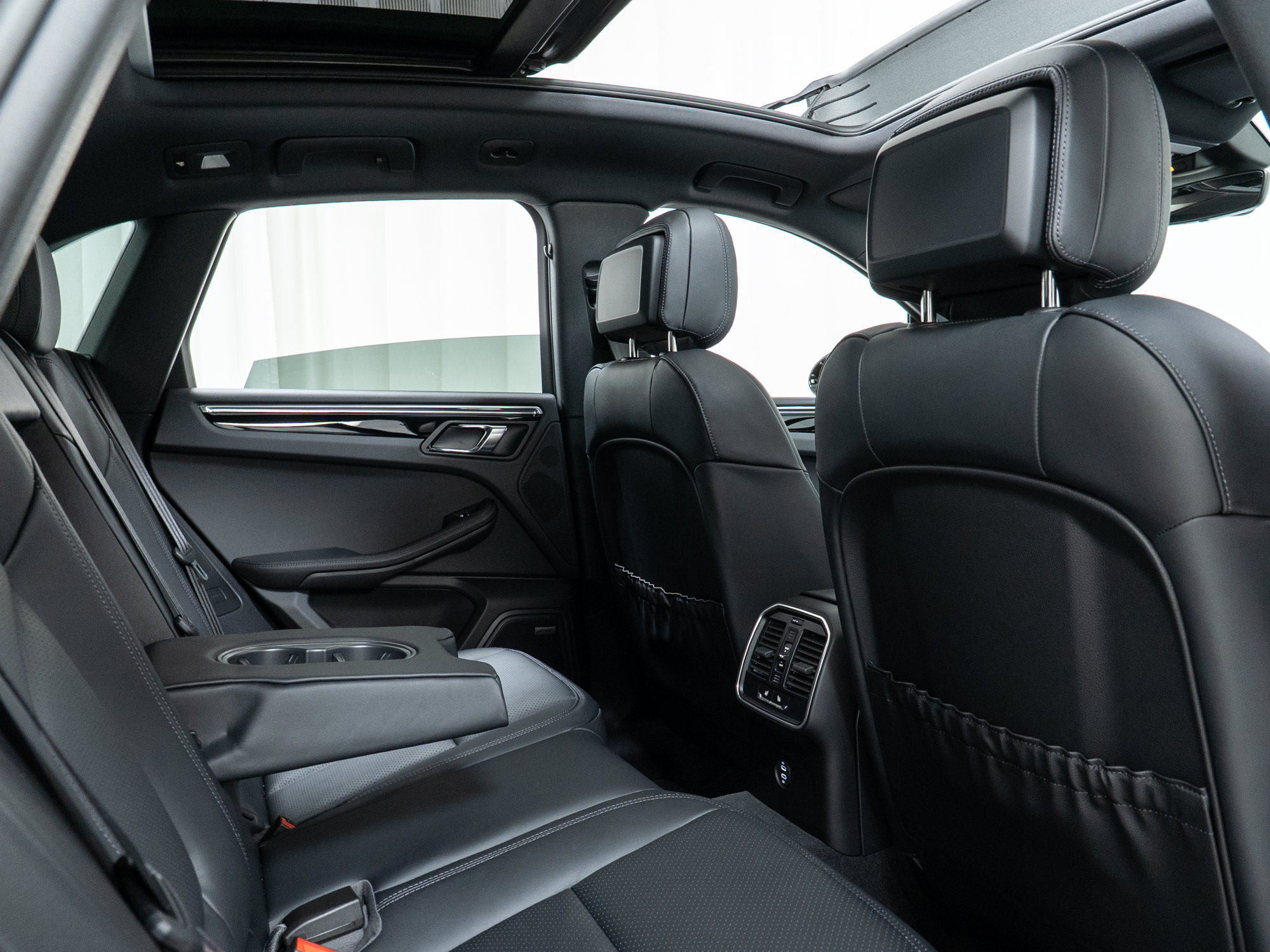 Certified 2025 Porsche Macan AWD/4WD image 26