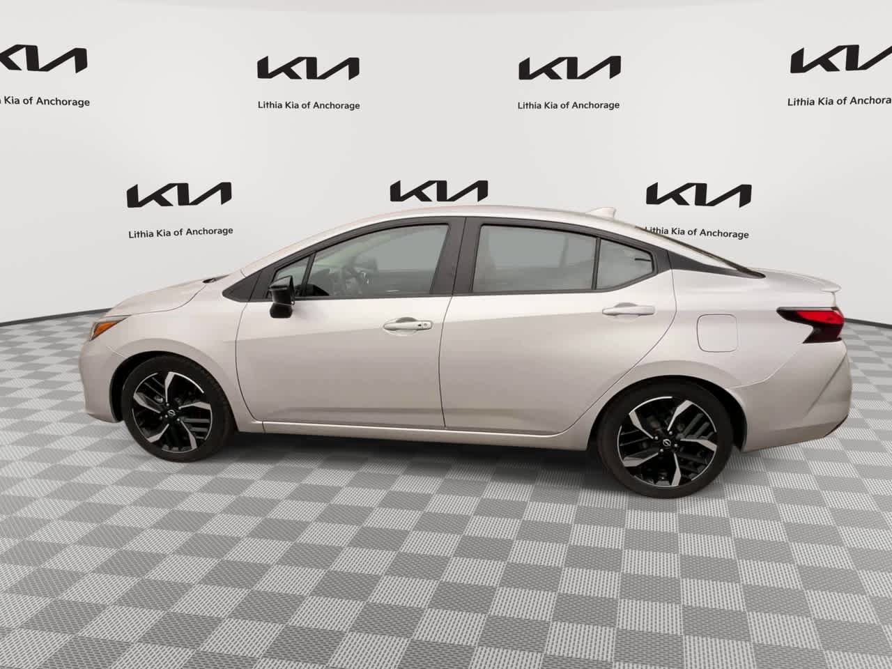 Used 2024 Nissan Versa SR FWD image 5