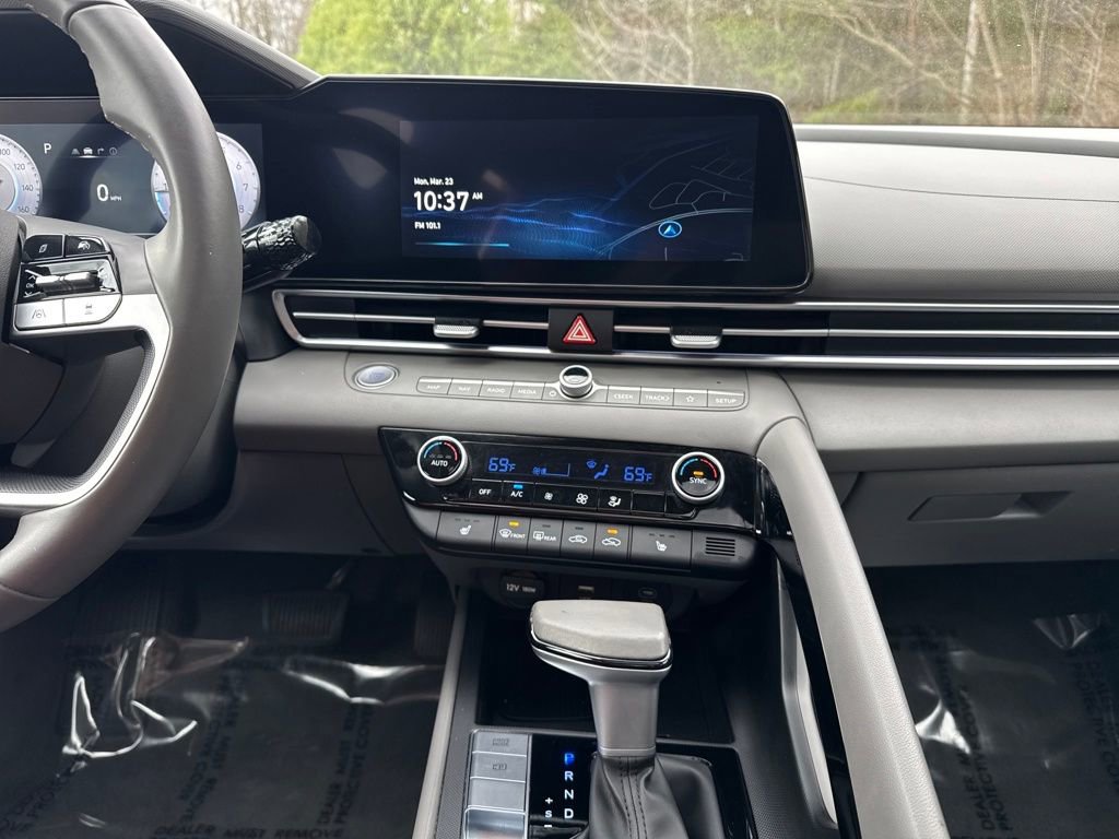 Used 2025 Hyundai Elantra SEL image 14