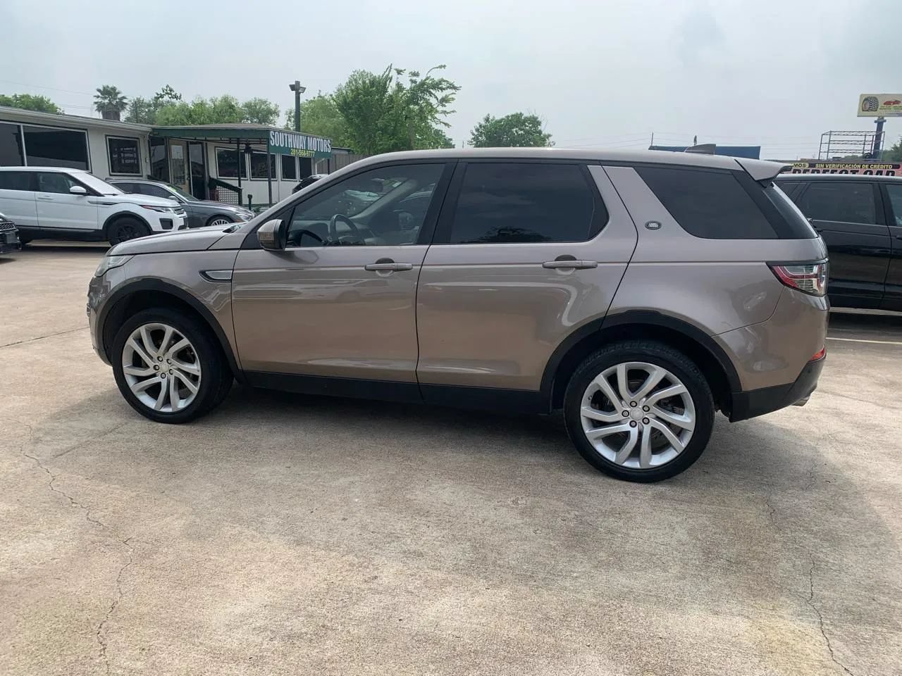 Used 2017 Land Rover Discovery Sport HSE AWD/4WD image 9