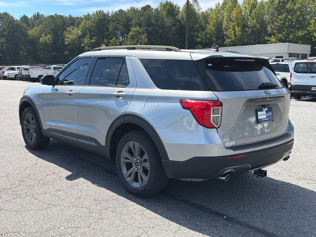 Used 2024 Ford Explorer XLT w/ Equipment Group 202A AWD/4WD image 5
