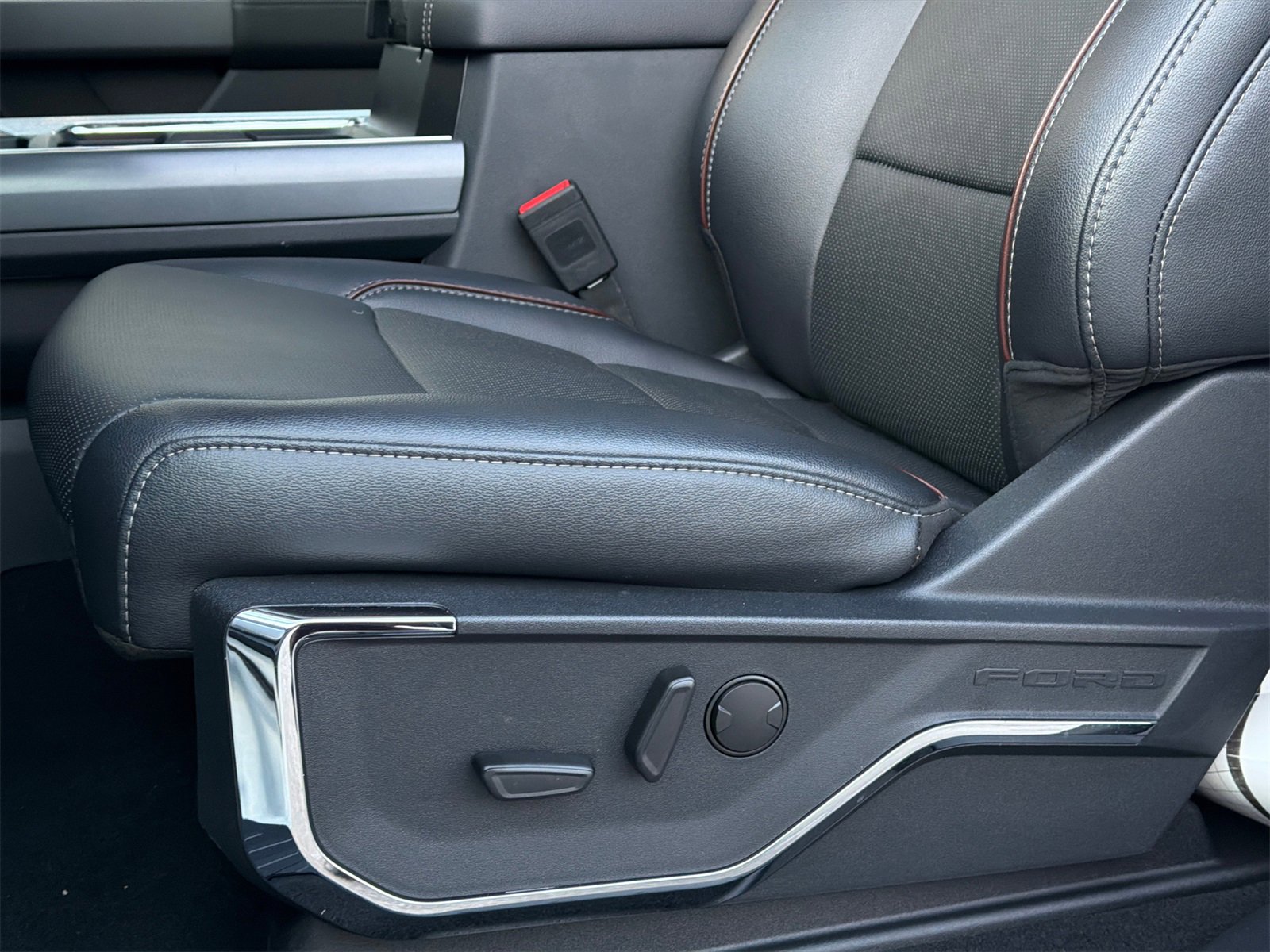 Used 2024 Ford F250 Lariat w/ Lariat Ultimate Package image 18