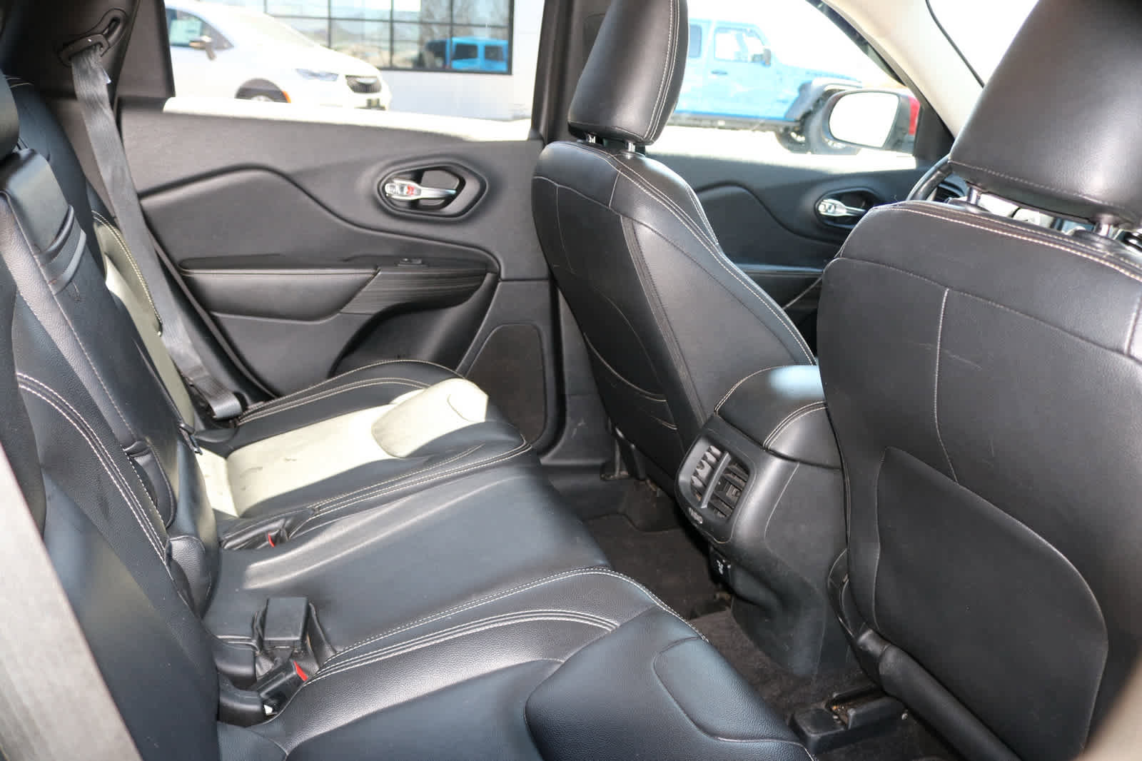 Used 2015 Jeep Cherokee Latitude AWD/4WD image 26
