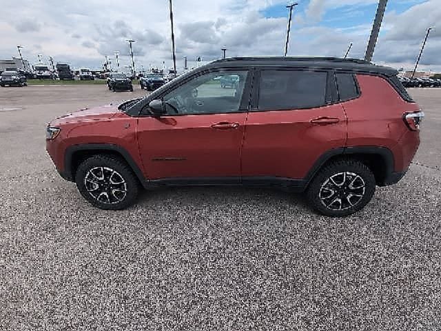 Used 2025 Jeep Compass Trailhawk AWD/4WD image 8