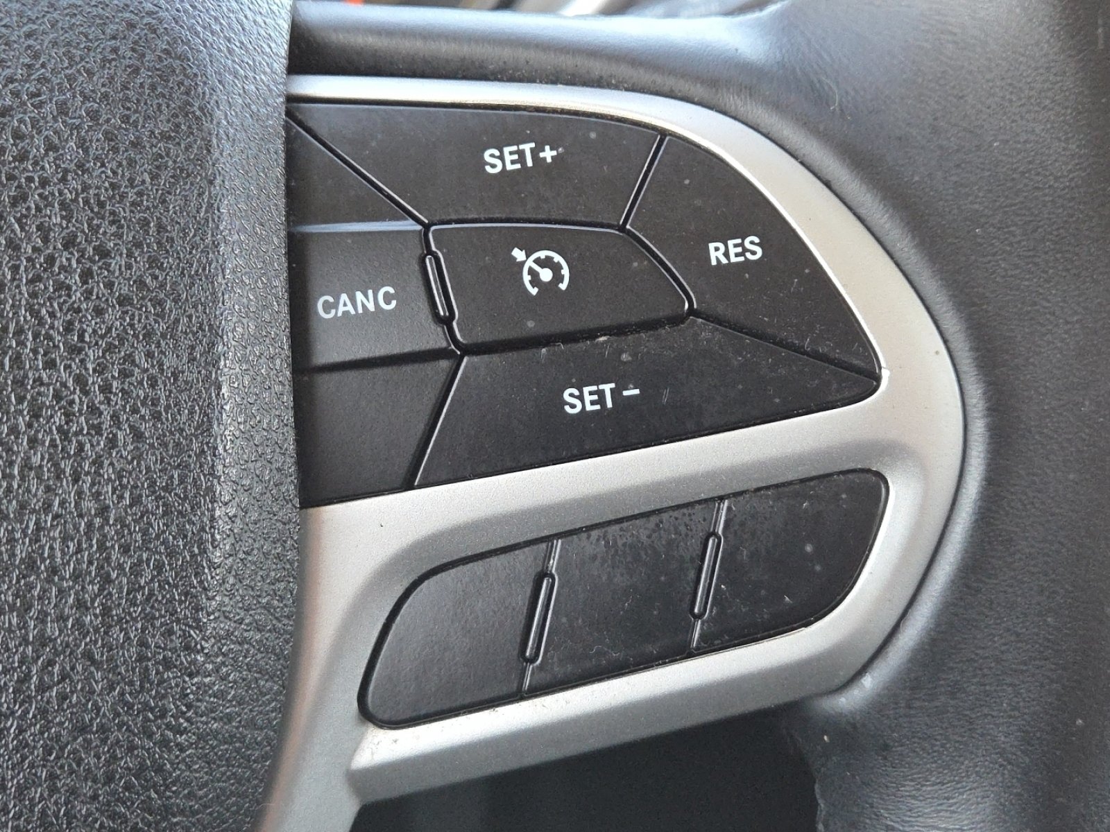 Used 2018 Jeep Cherokee Trailhawk w/ Cold Weather Group AWD/4WD image 6