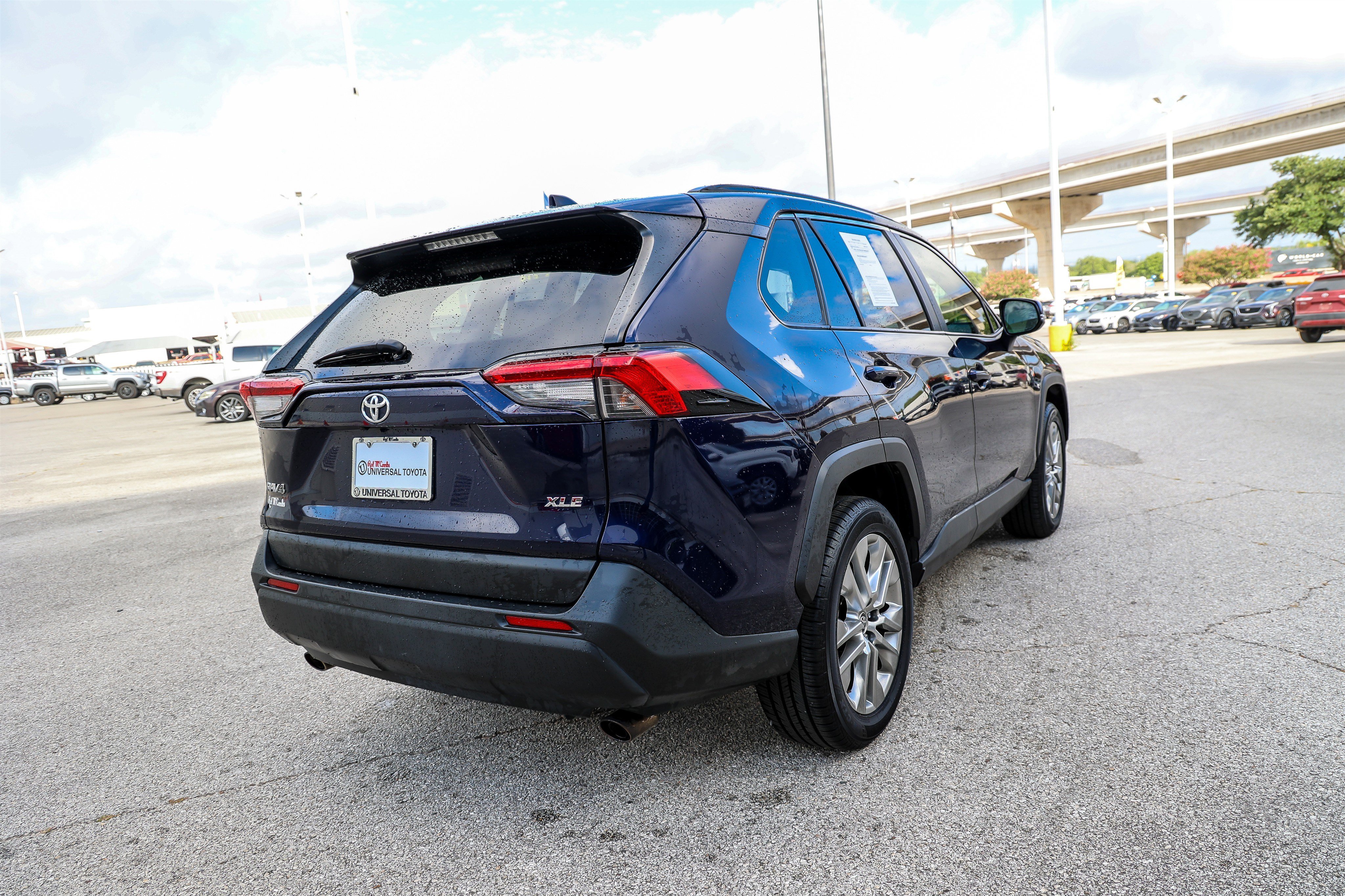 Used 2020 Toyota RAV4 XLE Premium FWD image 7