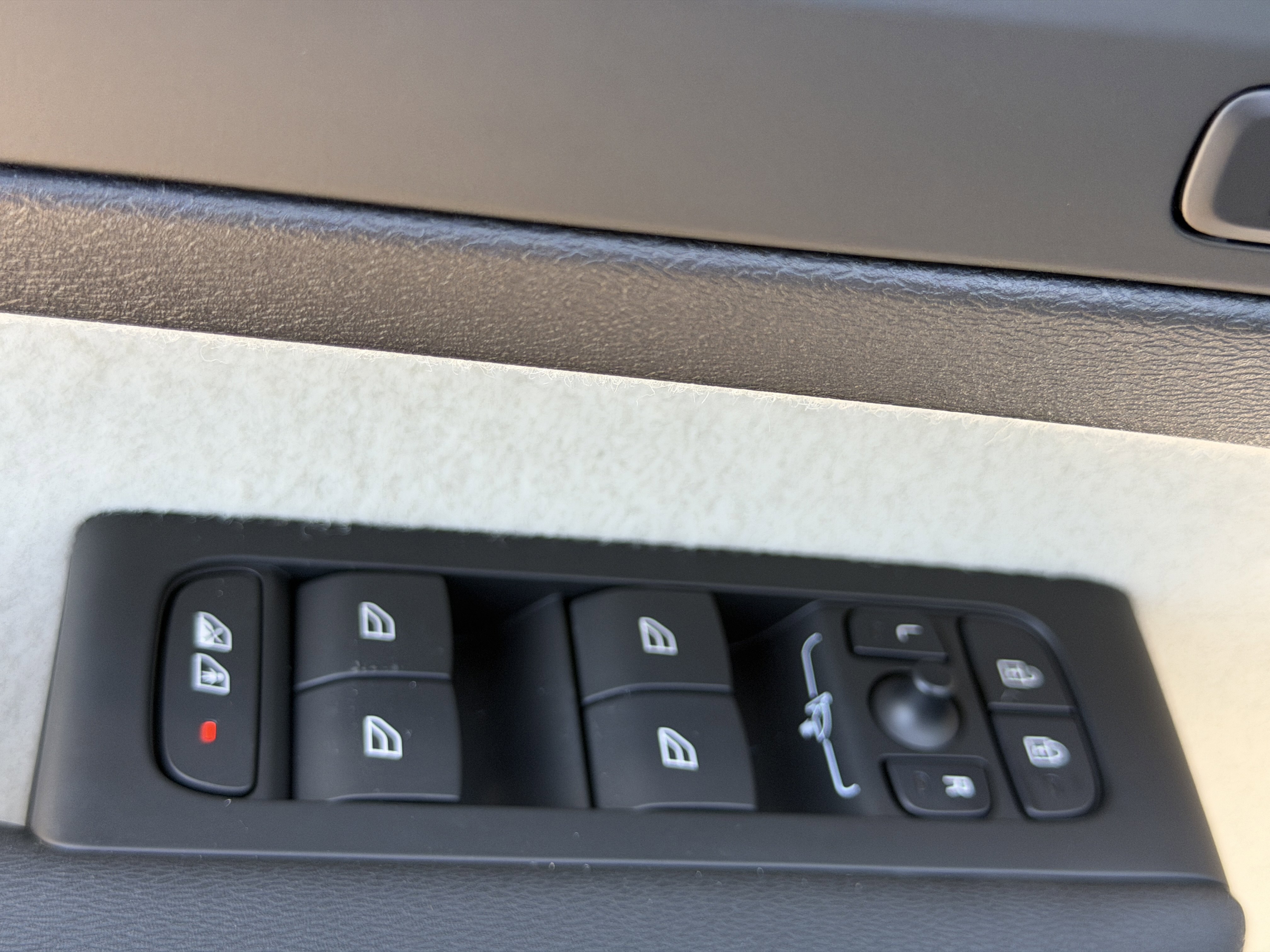 New 2026 Volvo XC40 B5 Ultra w/ Protection Package image 16