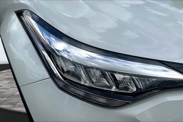 Used 2020 Toyota C-HR LE FWD image 28