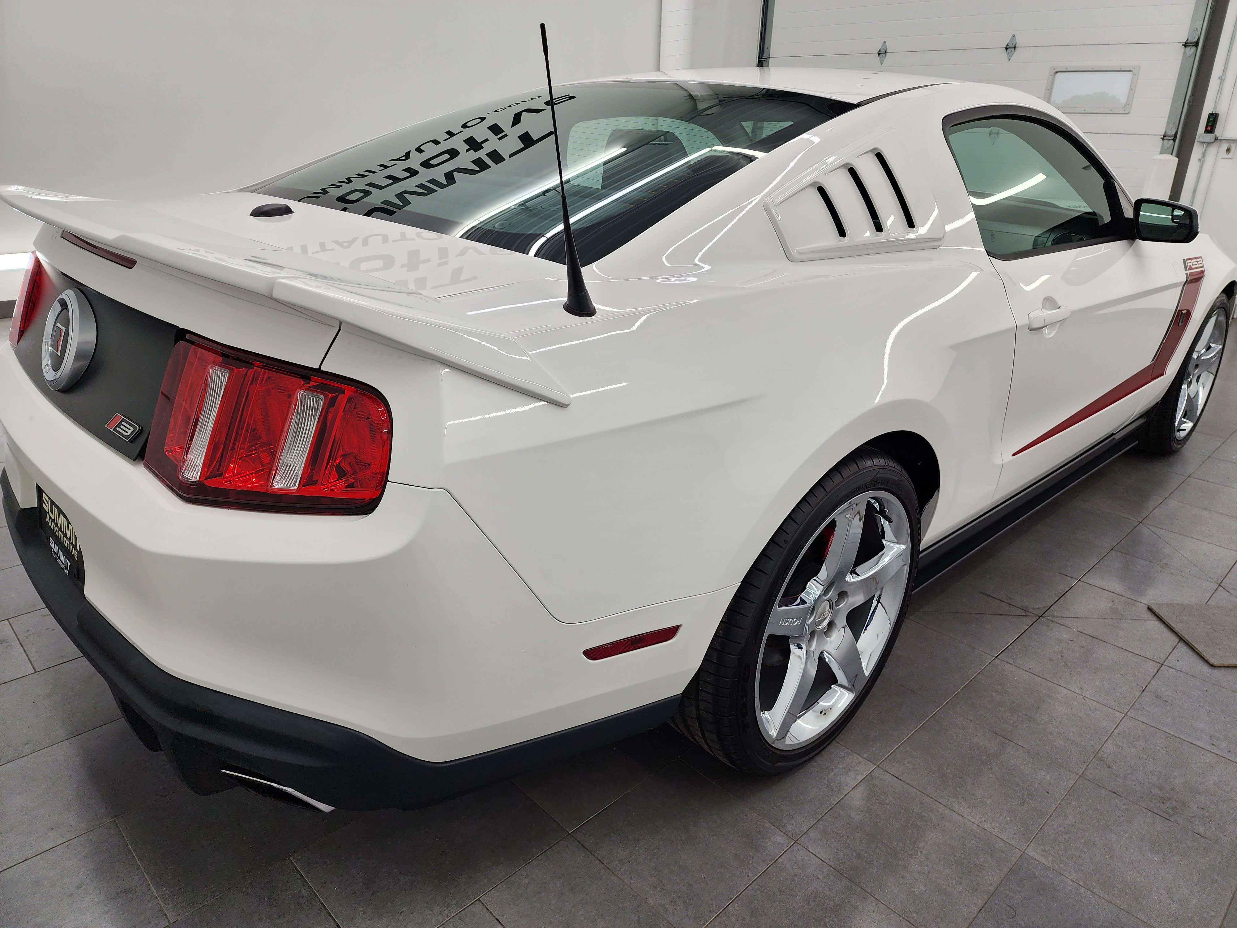 Used 2012 Ford Mustang GT Premium w/ HID Headlamps & Security Pkg RWD image 5