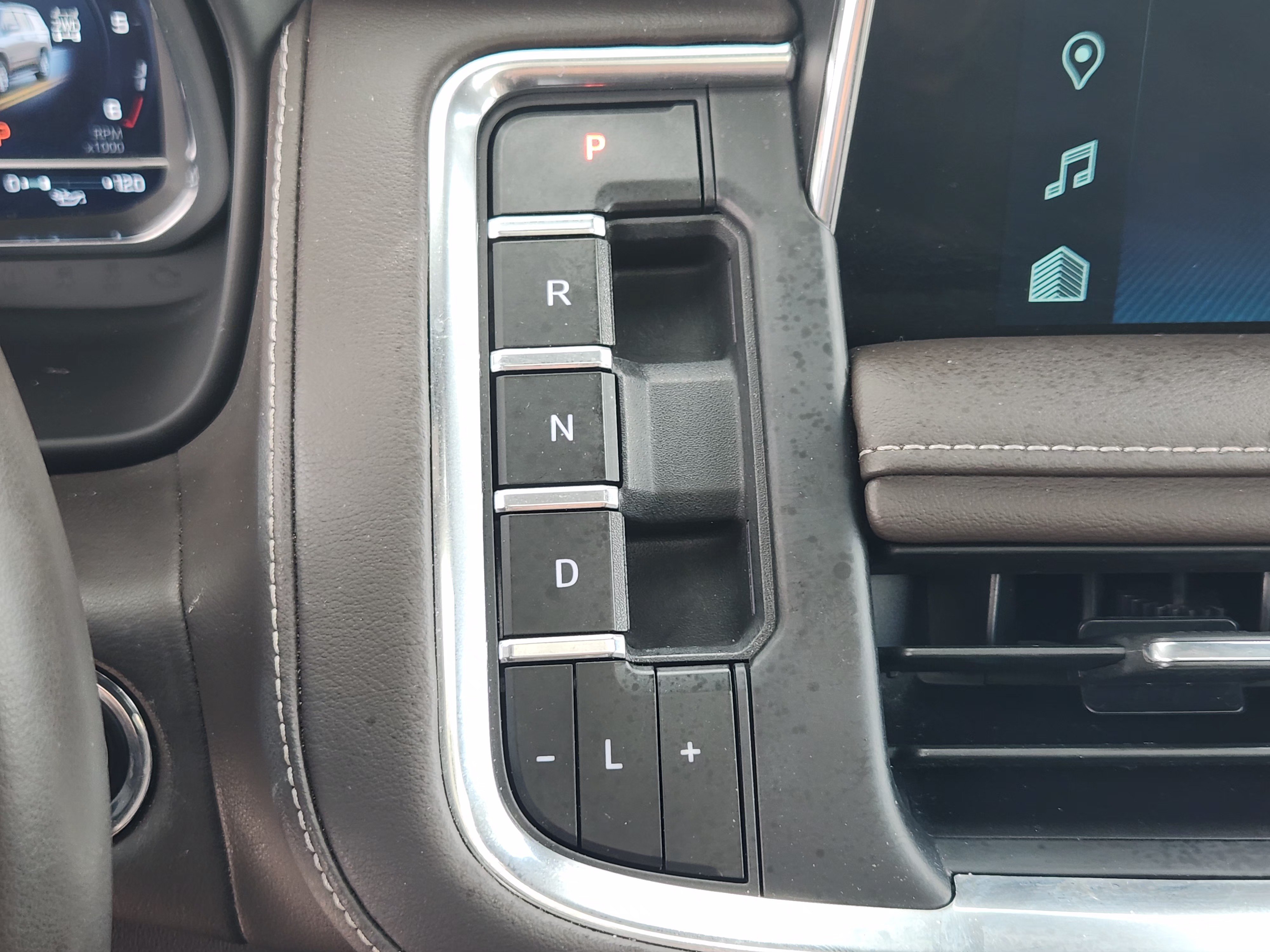 Used 2023 Chevrolet Tahoe Z71 w/ Luxury Package AWD/4WD image 22