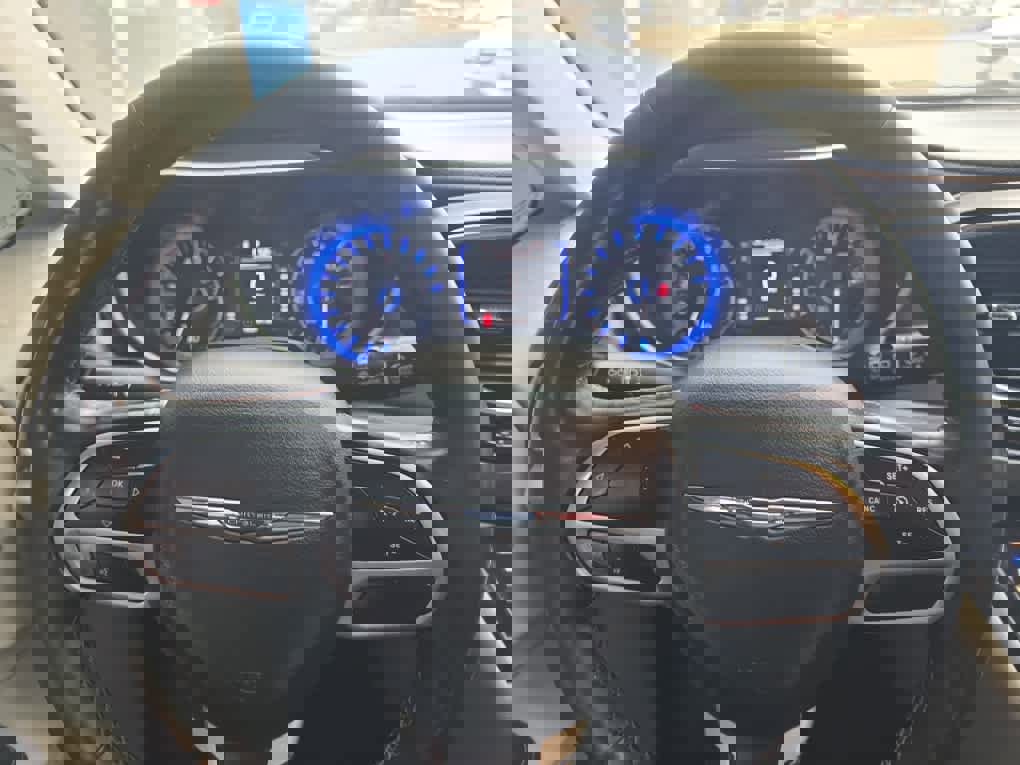 Used 2019 Chrysler Pacifica Touring-L image 10