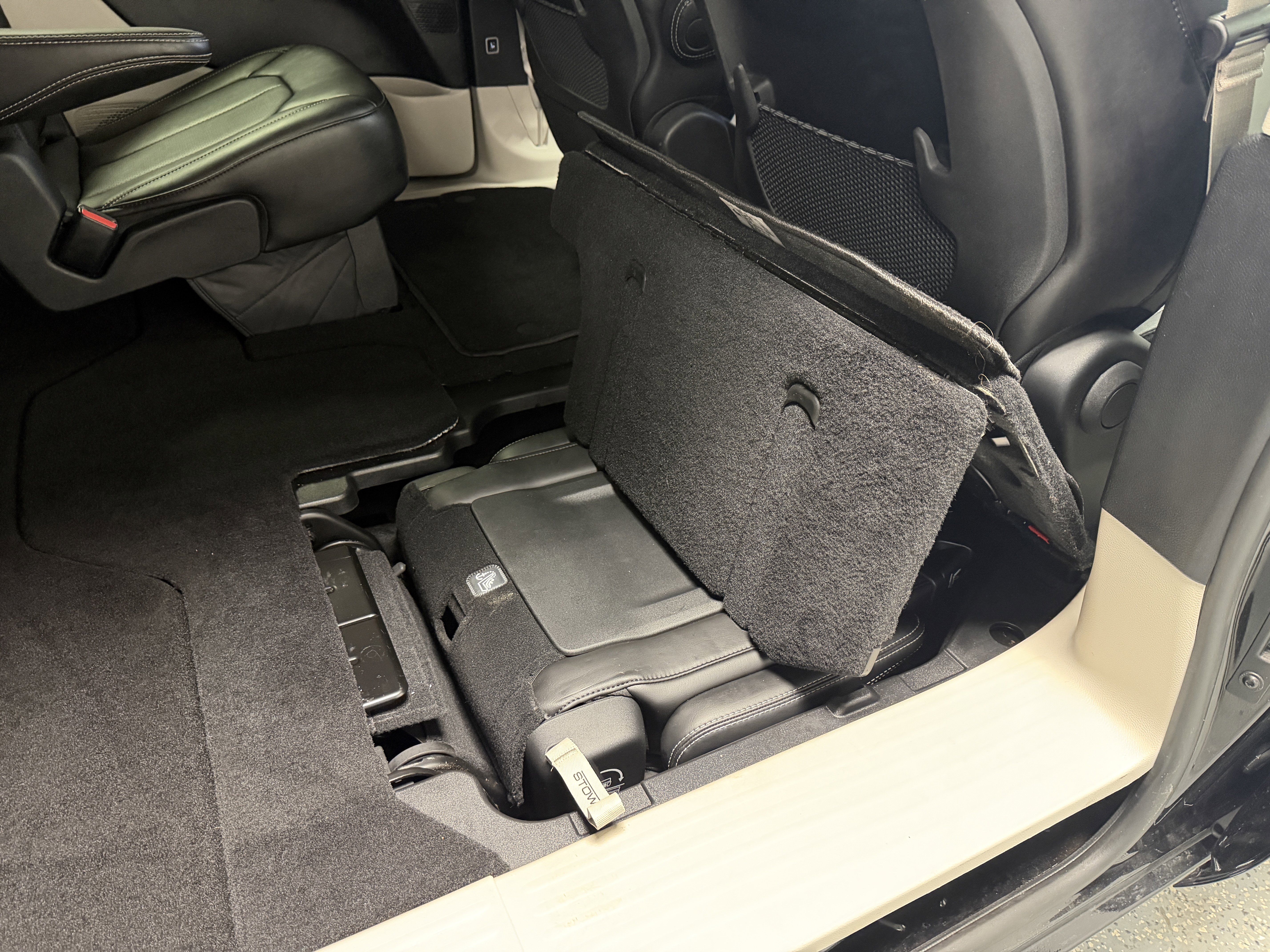 Used 2024 Chrysler Pacifica Touring-L image 25