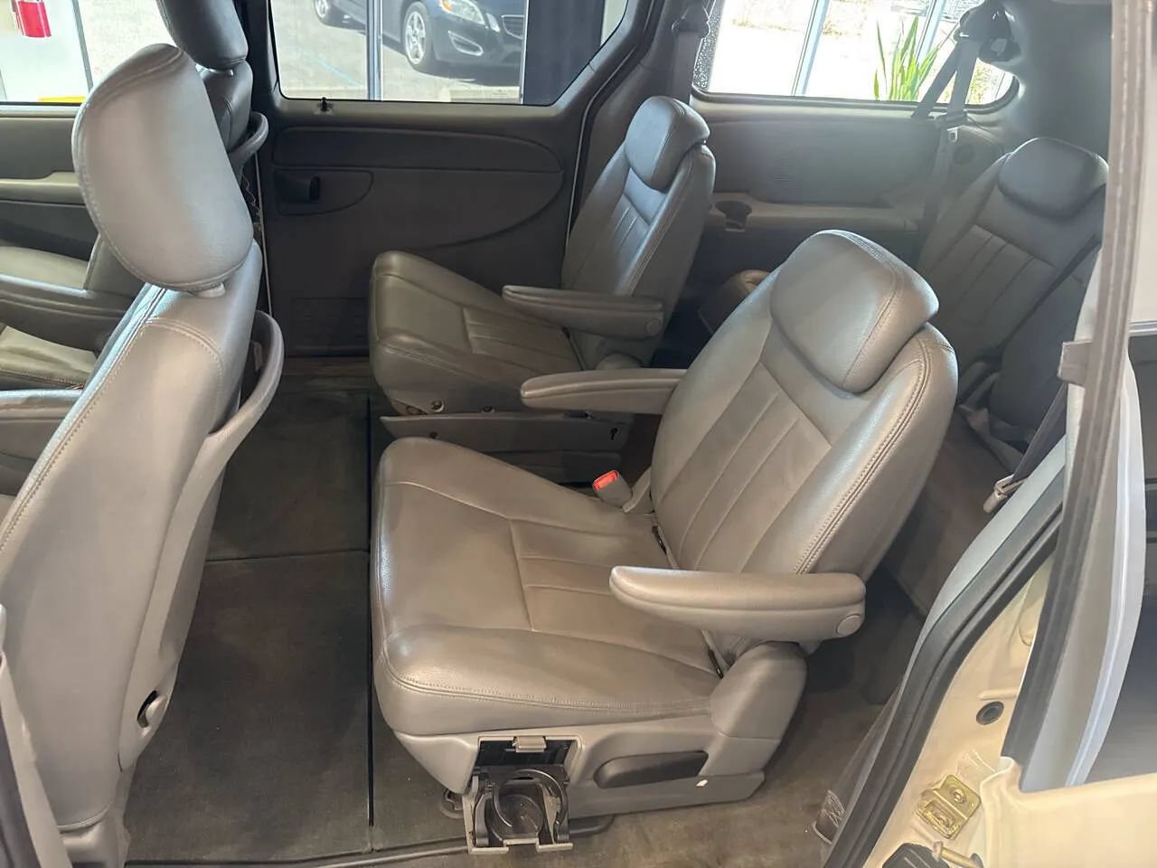 Used 2005 Chrysler Town & Country Touring w/ Luxury Group FWD image 16