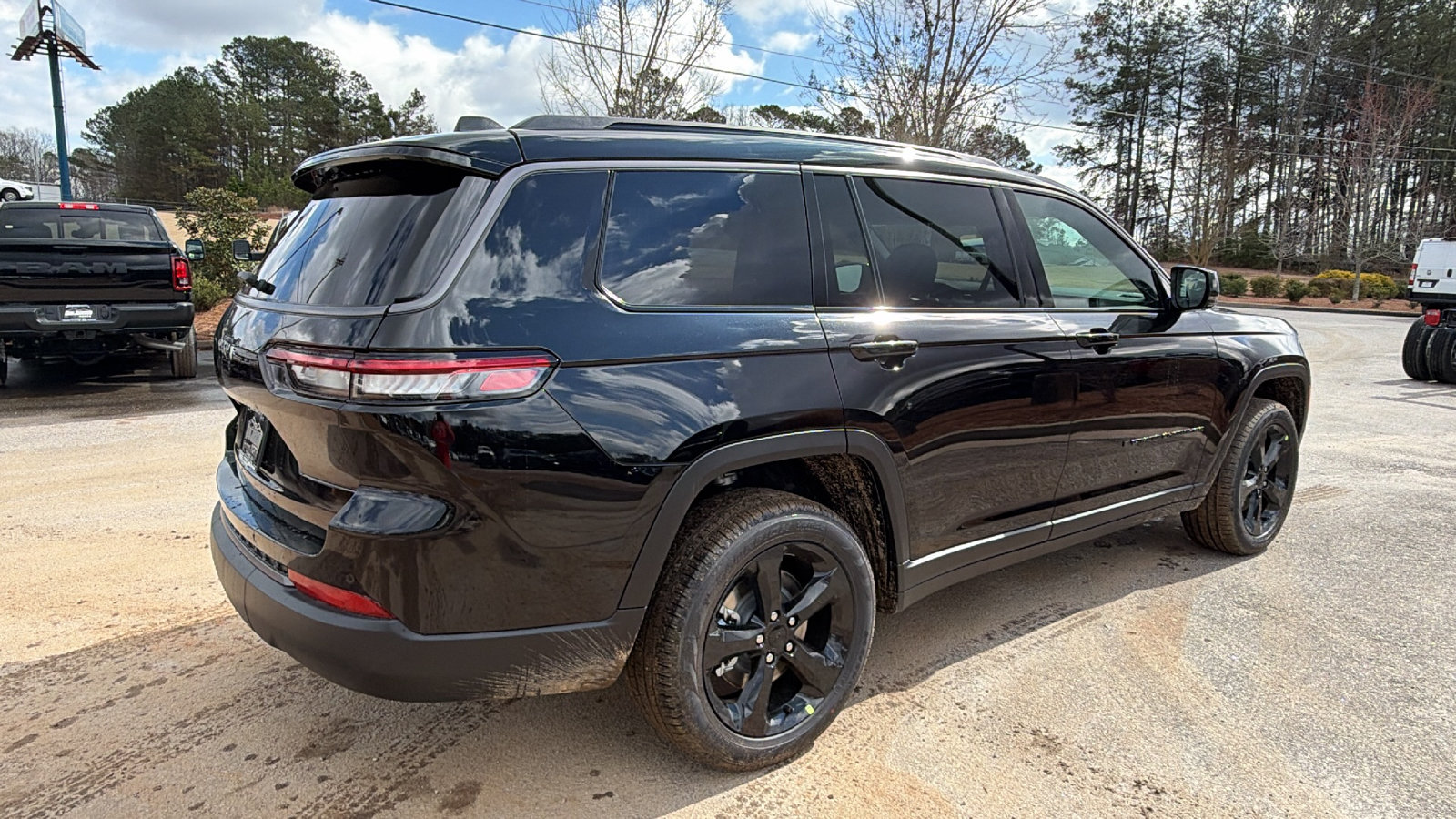 New 2026 Jeep Grand Cherokee L Limited w/ Limited Altitude Package AWD/4WD image 9