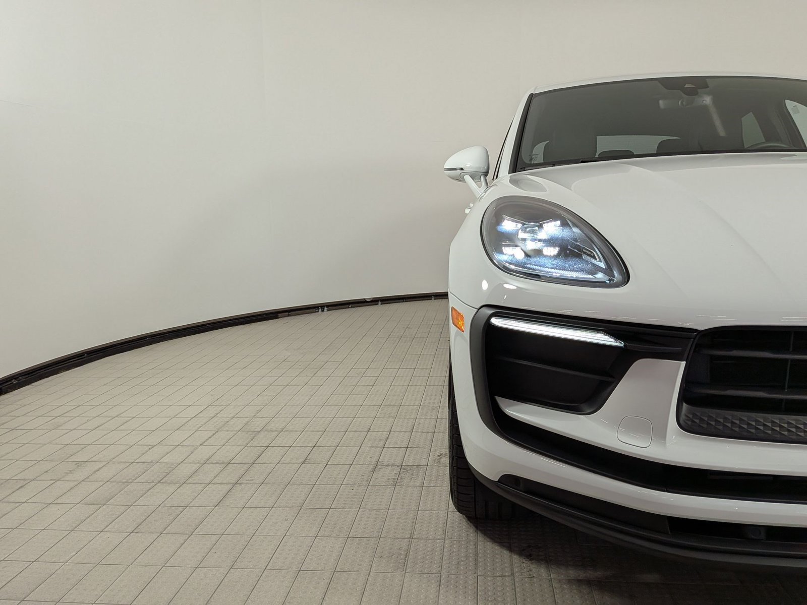 Used 2025 Porsche Macan Turbo AWD/4WD image 11