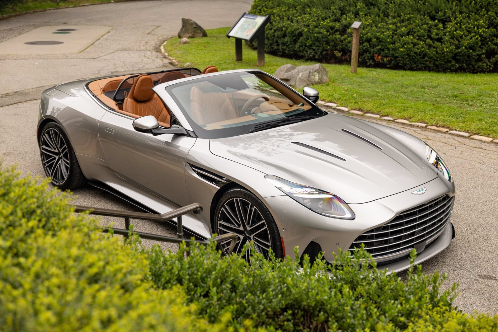 Used 2024 Aston Martin DB12 Convertible RWD image 17