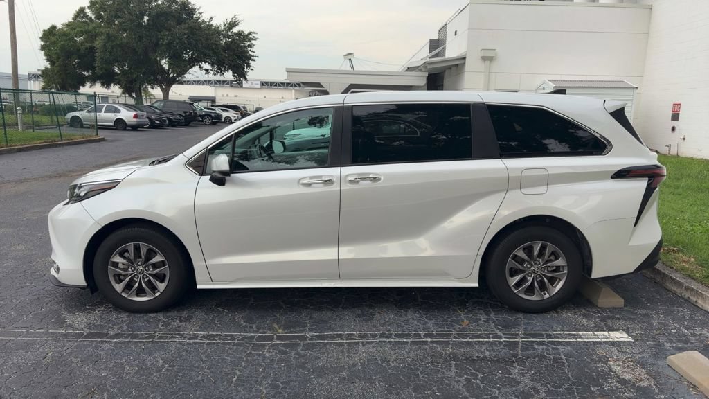 Used 2024 Toyota Sienna XLE FWD image 8